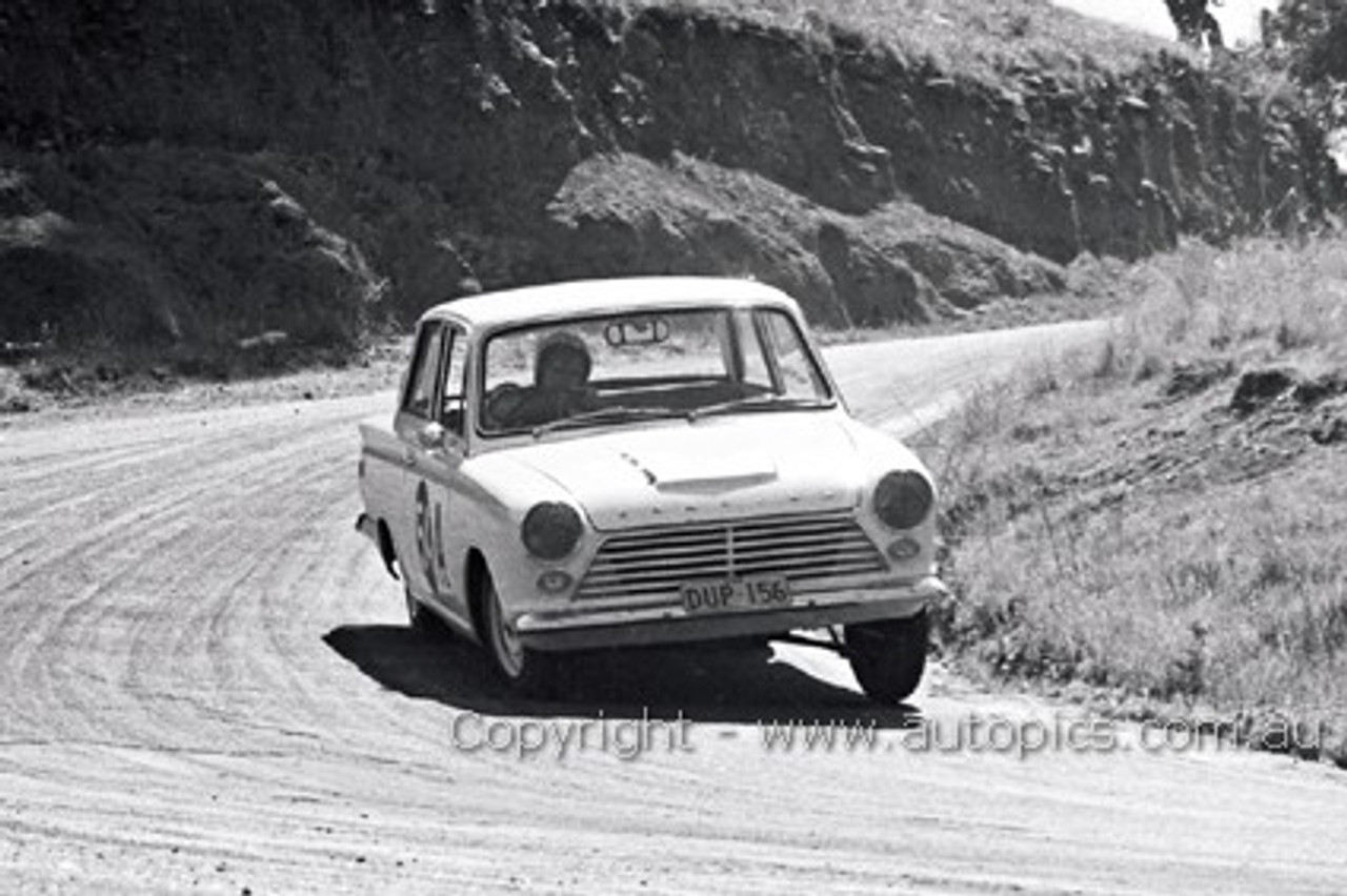 65770 - R. Morris / B. Maher - Cortina 220 -  Bathurst 1965 - Photographer Lance J Ruting