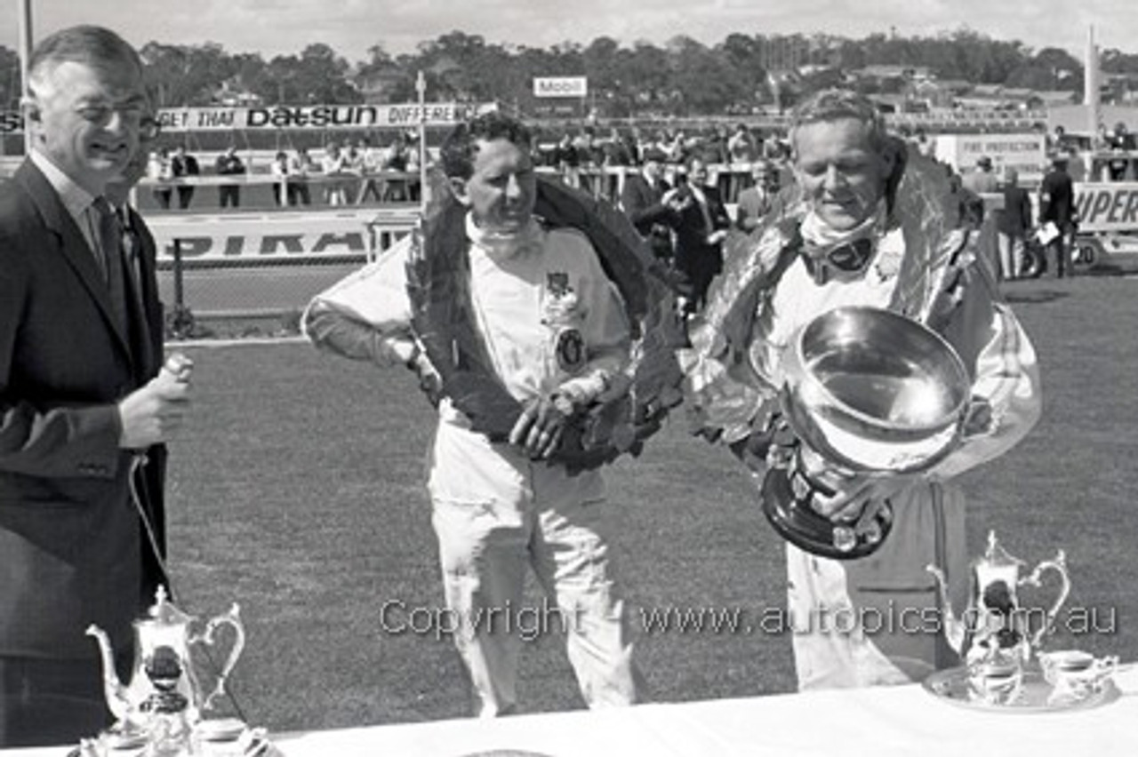 68604 - Glyn Scott & Gary Cooper  - Sandown 15th September 1968 - Photographer Peter D'Abbs