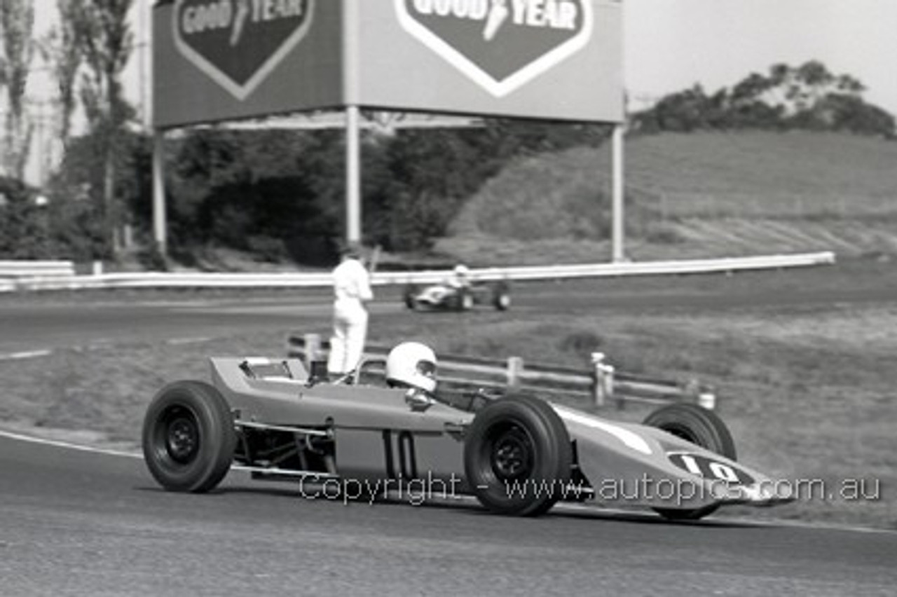 695993 - R. Knight, Elfin 600 & M. Coombs Lynx Formula Ford - Sandown  1969 - Photographer Peter D'Abbs