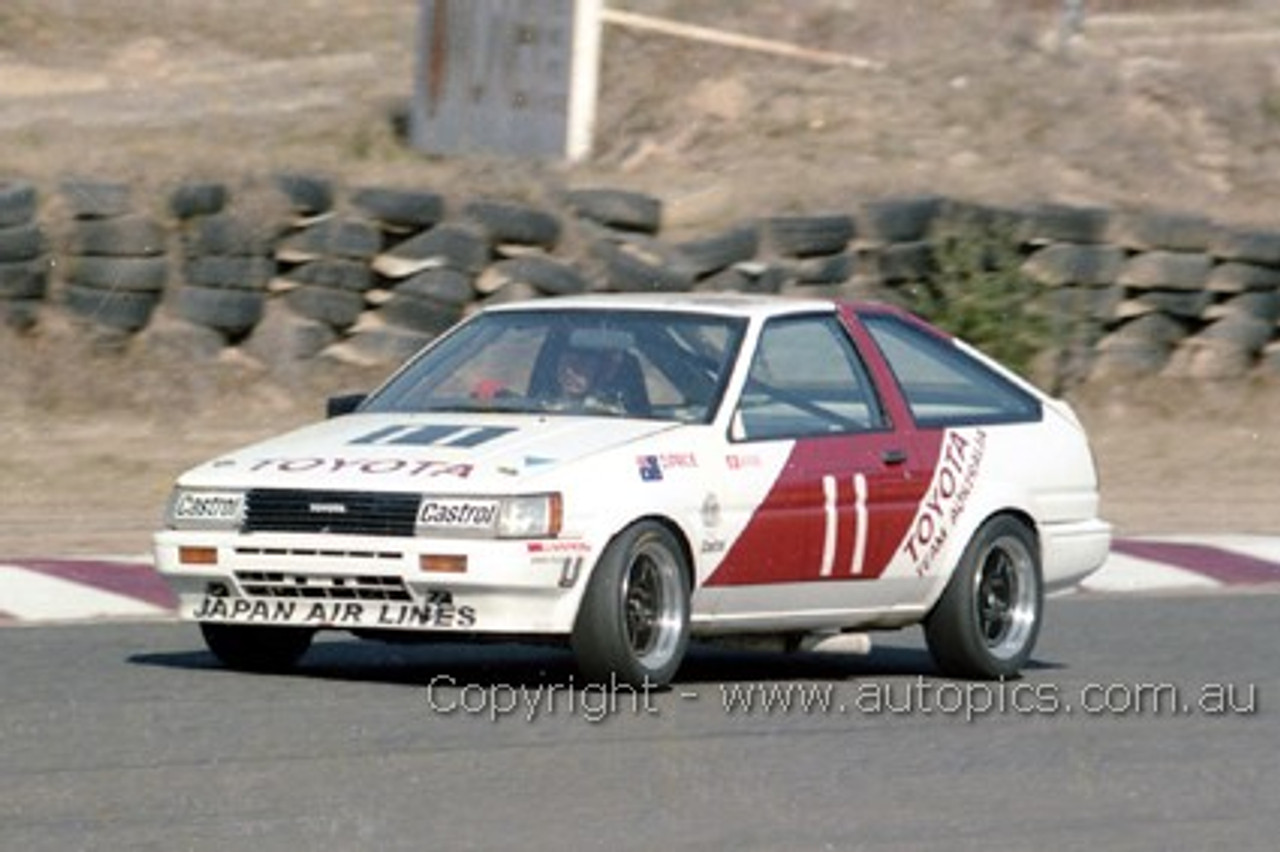 85044 - Drew Price, Toyota Sprinter - Amaroo 7th July 1985 - Photographer Lance J Ruting