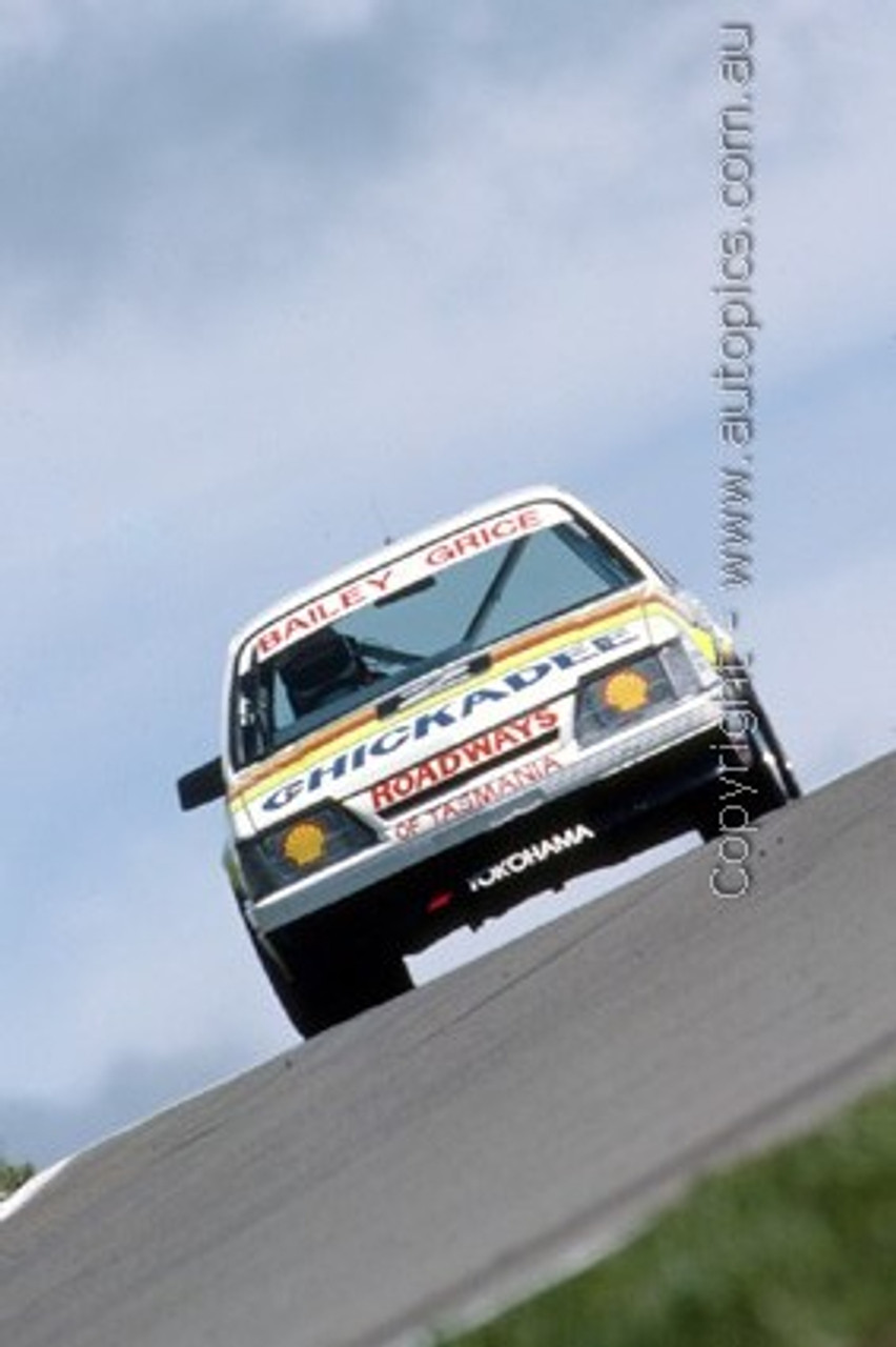 86785  -  G. Bailey / A. Grice, Commodore VK - 1st Outright Bathurst 1986 - Photographer Ray Simpson