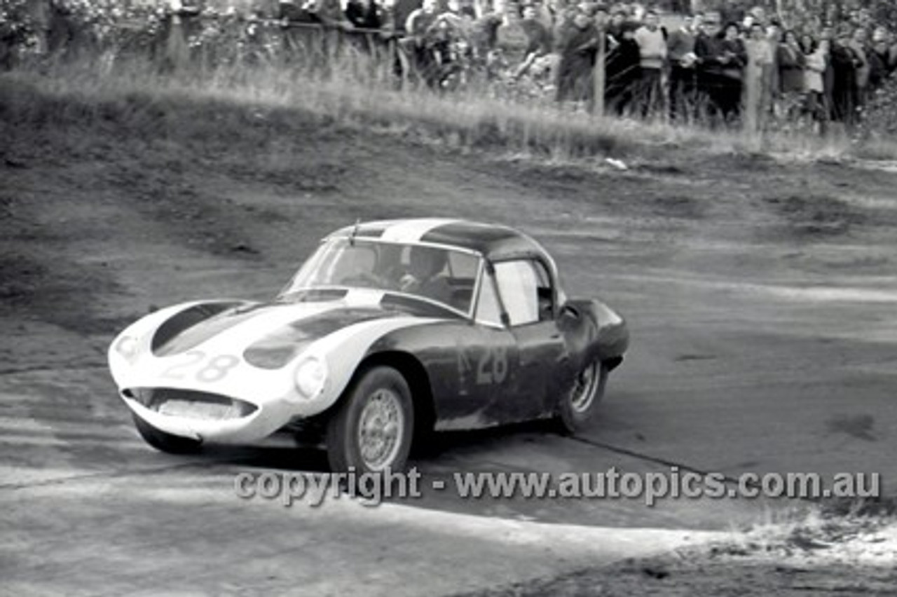 61406 - Jim McKeown, Jewitt Holden - Templestowe 1961 - Photographer Peter D'Abbs