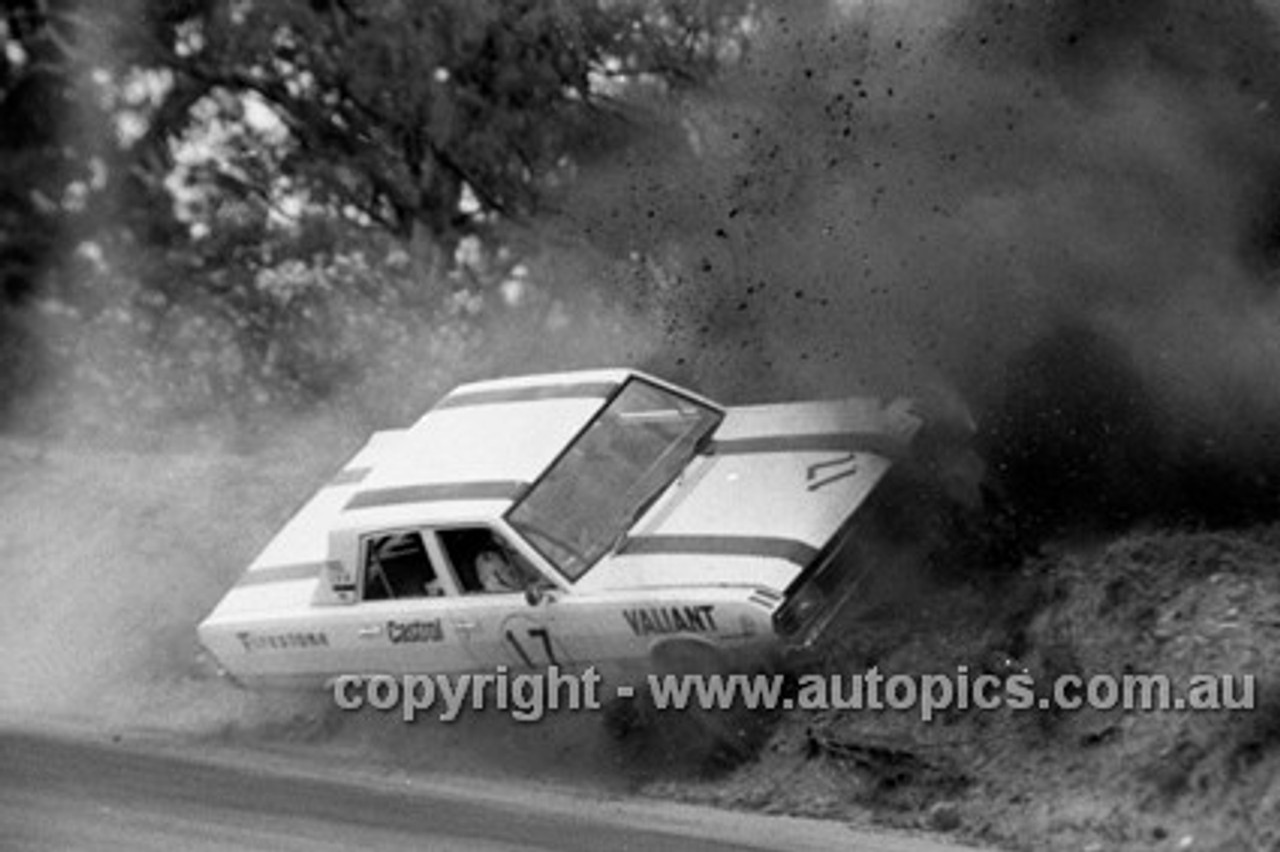 71265 - Leo Geoghgean Valiant Pacer - Amaroo 1971 - Photographer Lance Ruting