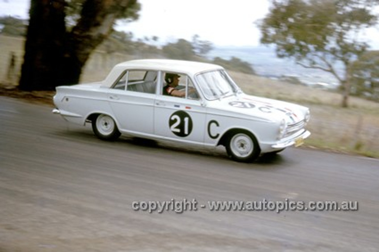 63713 - Leo & Ian (Pete) Geoghegan, Ford Cortina GT - Armstrong 500 Bathurst 1963 - Photographer Ian Thorn