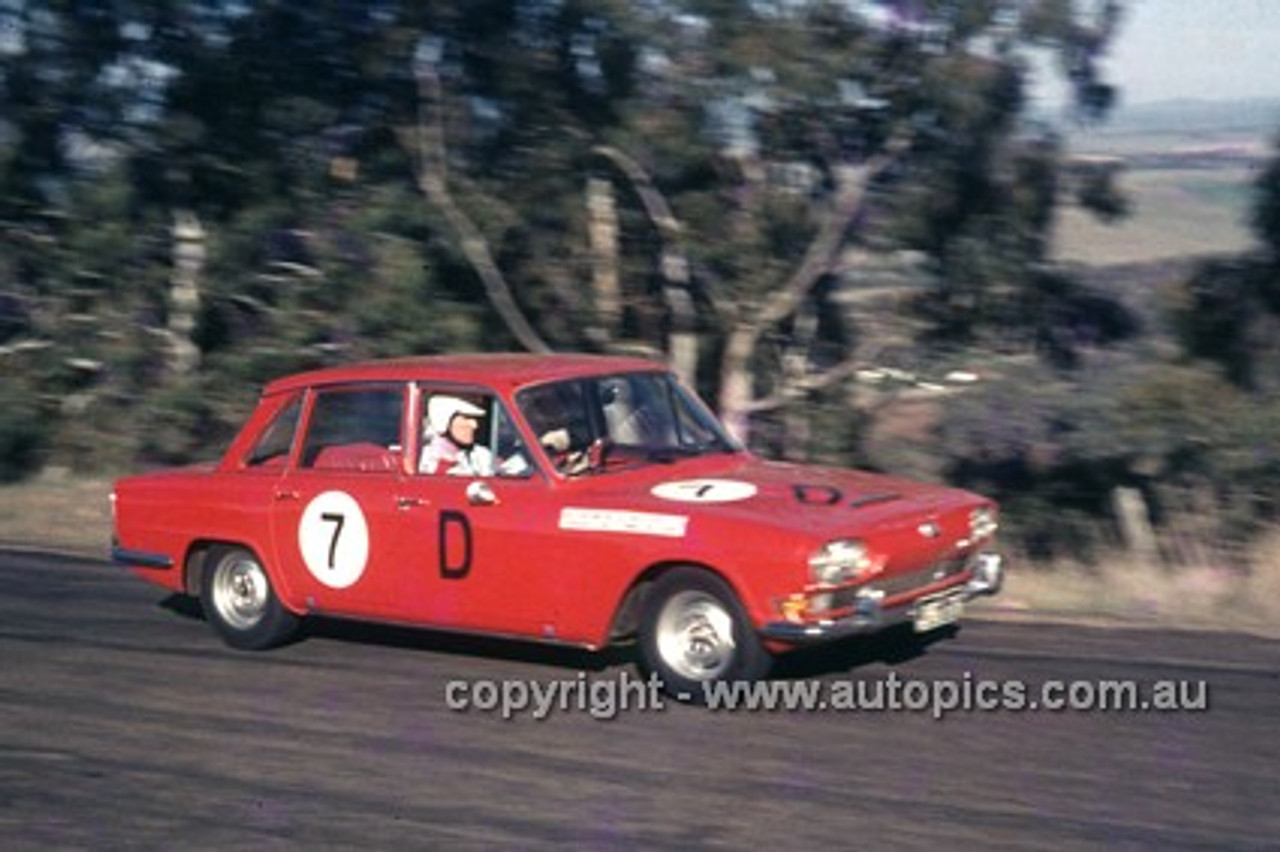 65783 - Max Stewart & Bob Young, Triumph 2000 - Armstrong 500 Bathurst 1965 - Photographer Ian Thorn