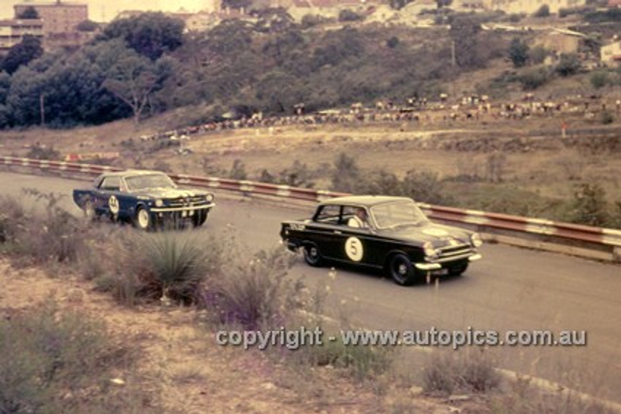 65078 -Ian (Pete) Geoghegan Lotus Cortina & Norm Beechey, Ford Mustang - Catalina Park Katoomba 1965- Photographer Ian Thorn