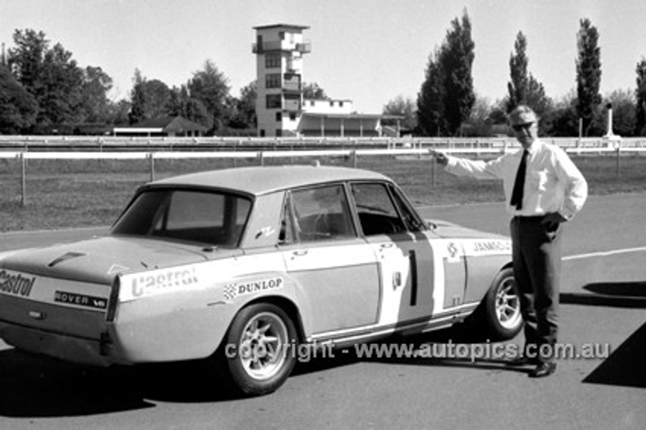 71274 - Mike Jennings, Castro PR Manager with the Jim Smith's Rover - Warick Farm 1971 - Photographer Lance Ruting