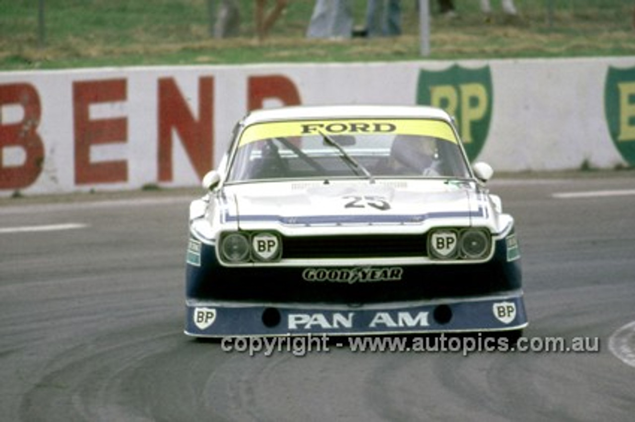 75059 - Allan Moffat Ford Capri - Oran Park 1975 - Photographer Neil Stratton