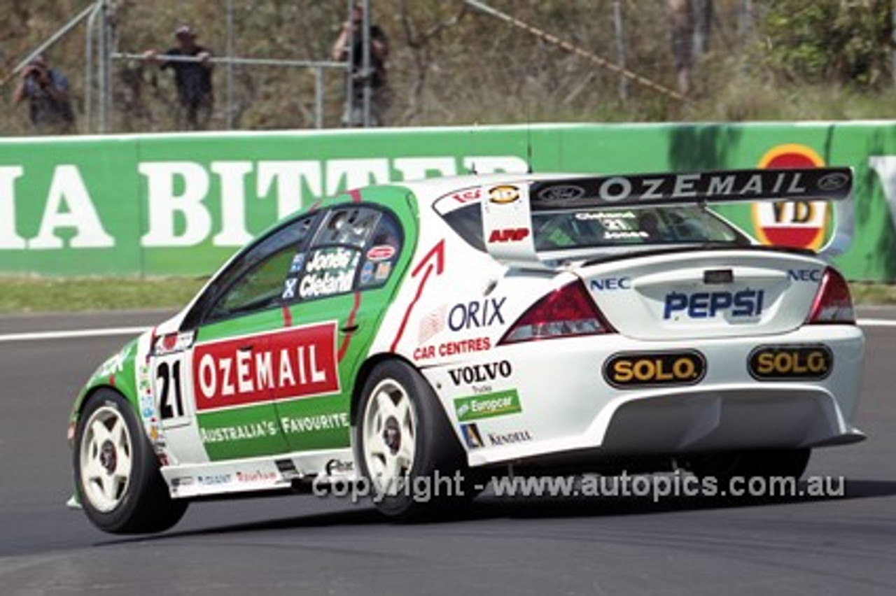 201724 - B. Jones & J. Cleland, Ford Falcon AU - 2nd Outright Bathurst 2001 - Photographer  Marshall Cass