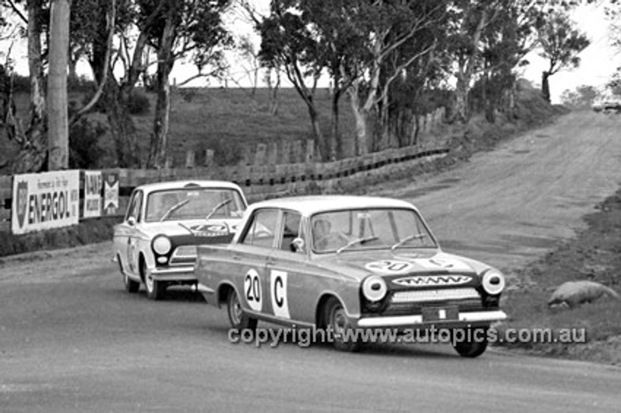 640007 -  B. McPhee & B. Mulholland / B. Seton & H. Taylor, Cortina MK1 GT -  Armstrong 500 Bathurst 1964 - Photographer Bruce Wells