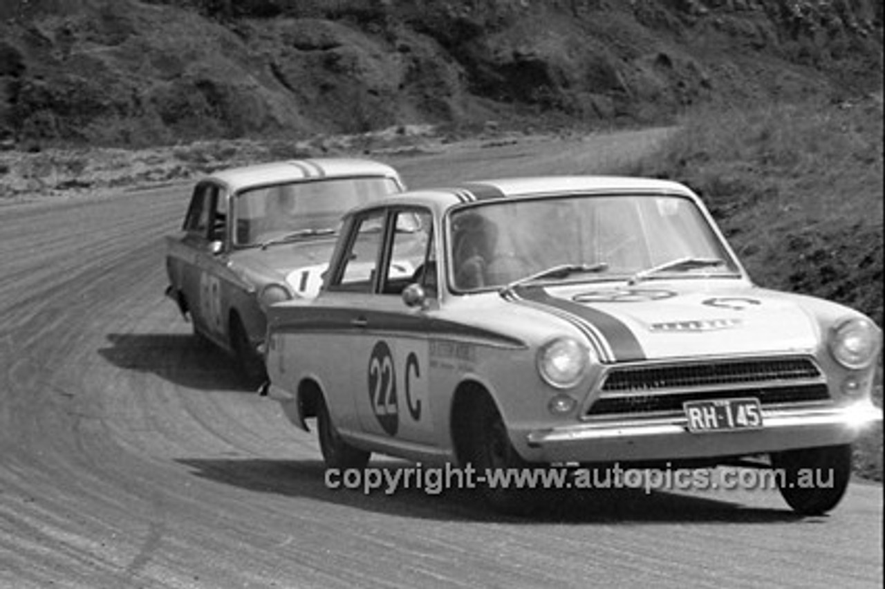 640009 -  Ron Hodgson & John French / Harry Firth & J. Reaburn, Cortina MK1 GT -  Armstrong 500 Bathurst 1964 - Photographer Bruce Wells