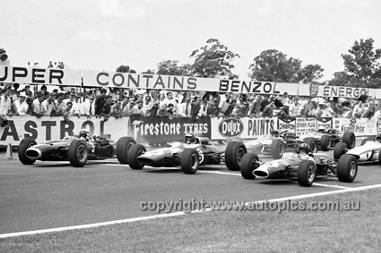 670002 - The Start of the 1967 AGP, Warwick Farm Tasman Series - J. Stewart, BRM / J. Clark, Lotus 33 / G. Hill, Lotus 48 Cosworth FVA  - Photographer Bruce Wells