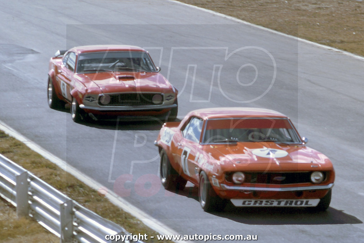 71280a - Bob Jane, Camaro & Allan Moffat, Trans AM Mustang - Oran Park 1971 - Photographer Russell Thorncraft