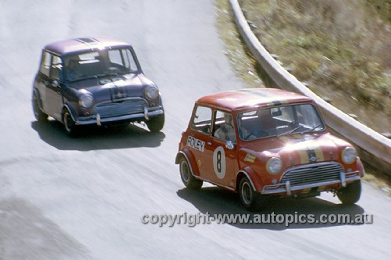 68247 - Brian Foley & Phil Barnes Morris Cooper S - Catalina Park Katoomba 1968 - Photographer David Blanch