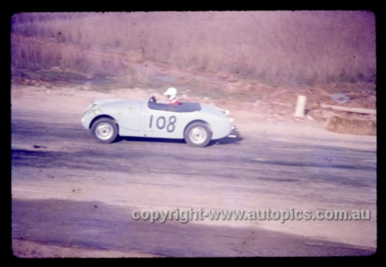 60417 - Austin Healey Sprite - Hume Weir 12th June 1960 - Photographer Simon Brady