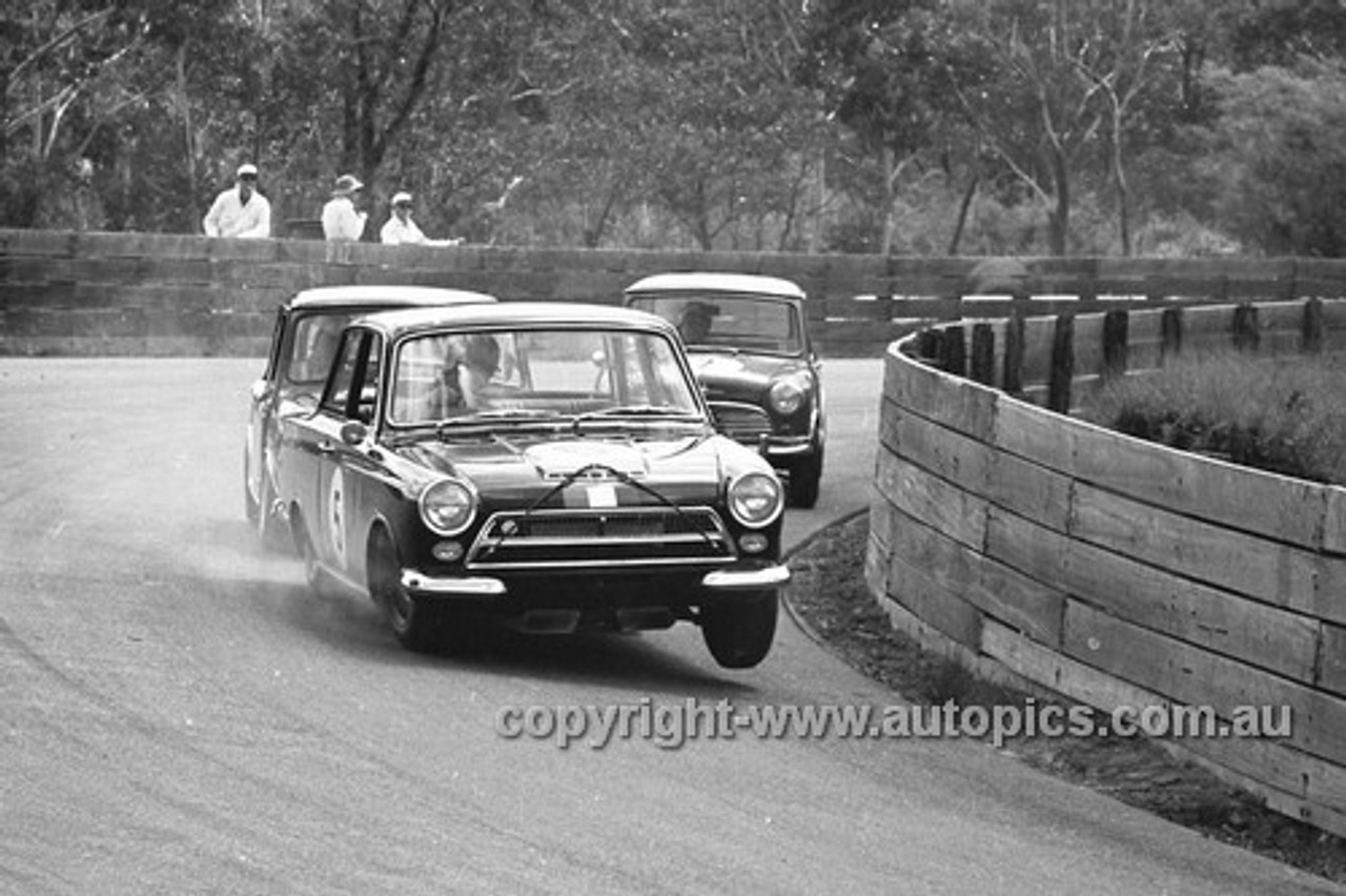 64112 - Ian (Pete) Geoghegan, Cortina & Brian Foley & Peter Manton, Morris Cooper S- Catalina Park Katoomba 1964 - Photographer Bruce Wells