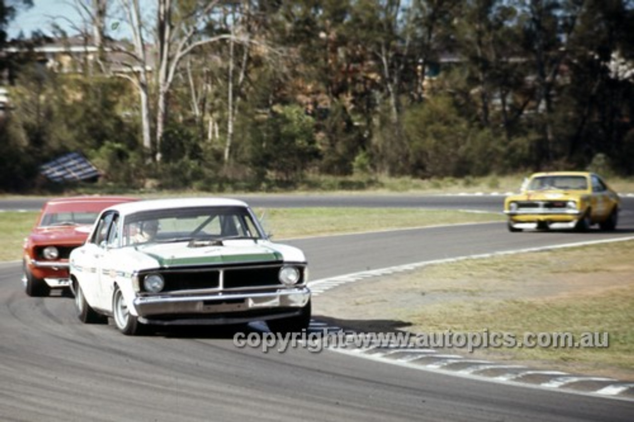 72294 - Ian (Pete) Geoghegan, Super Falcon XY, Bob Jane Camaro & Norm Beechey Monaro - Warwick Farm 1972