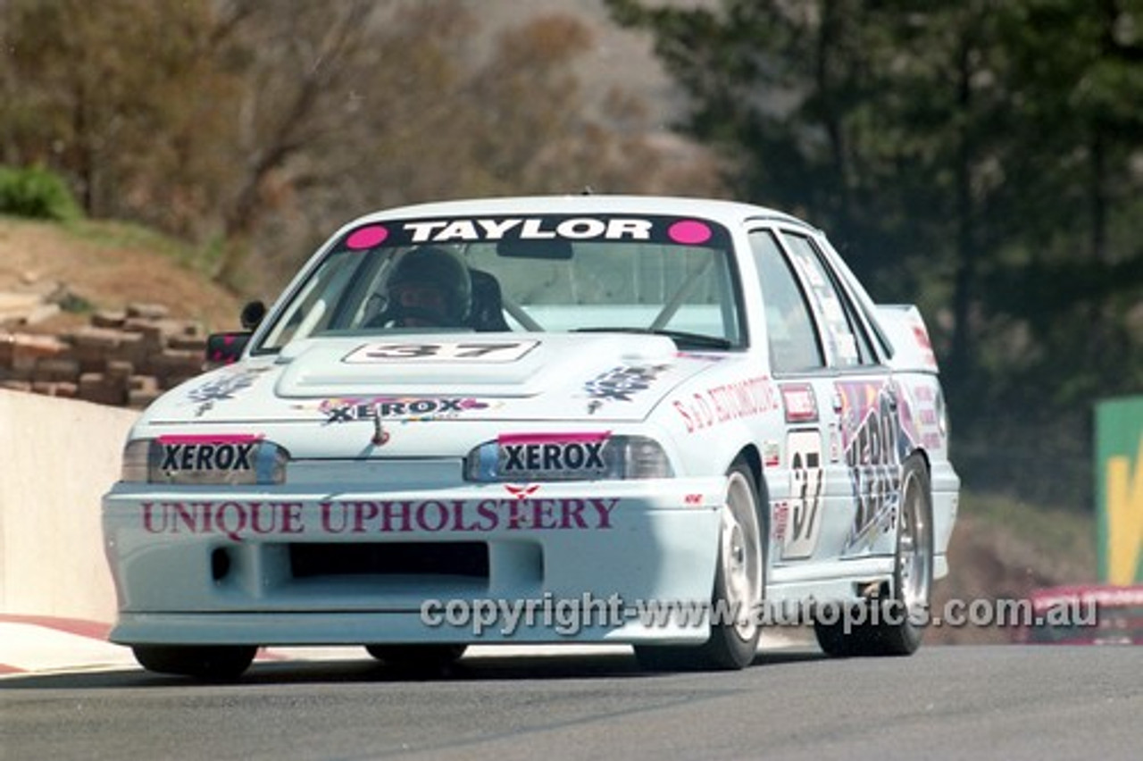 94806  - Alan Taylor / Stephen Bell / Roger Hurd,  Commodore   VP  - Tooheys 1000 Bathurst 1994 - Photographer Marshall Cass