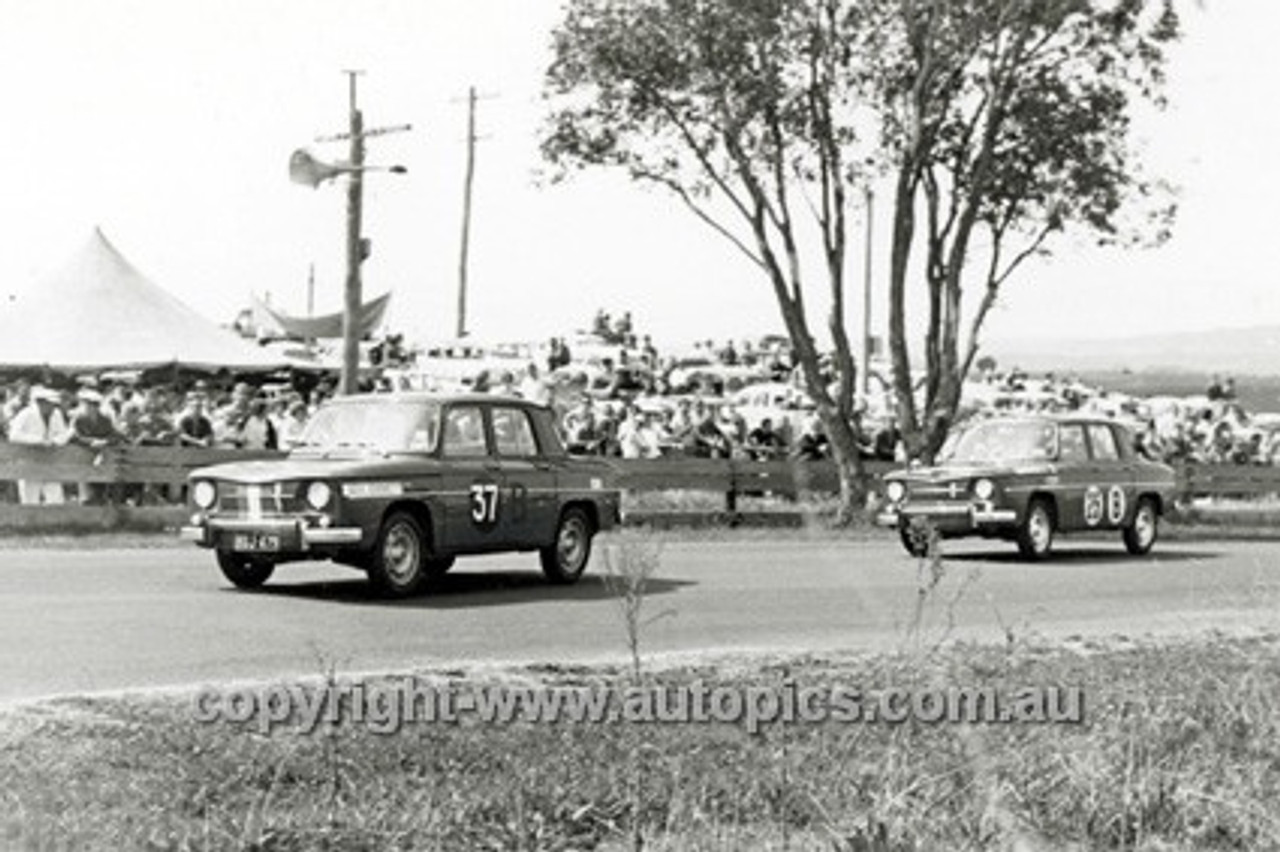 63735 -John Connelly / Bob Drapper & Dave Walker & Ron Clarke, Renault R8   - Armstrong 500 Bathurst 1963