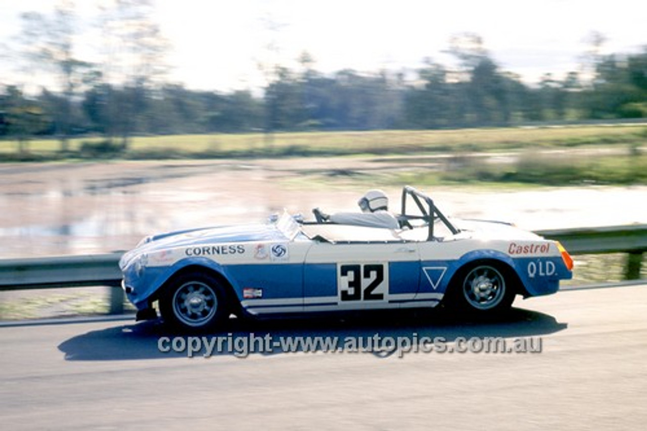 71499 - Iain Corness, MGB - Warwick Farm 1971