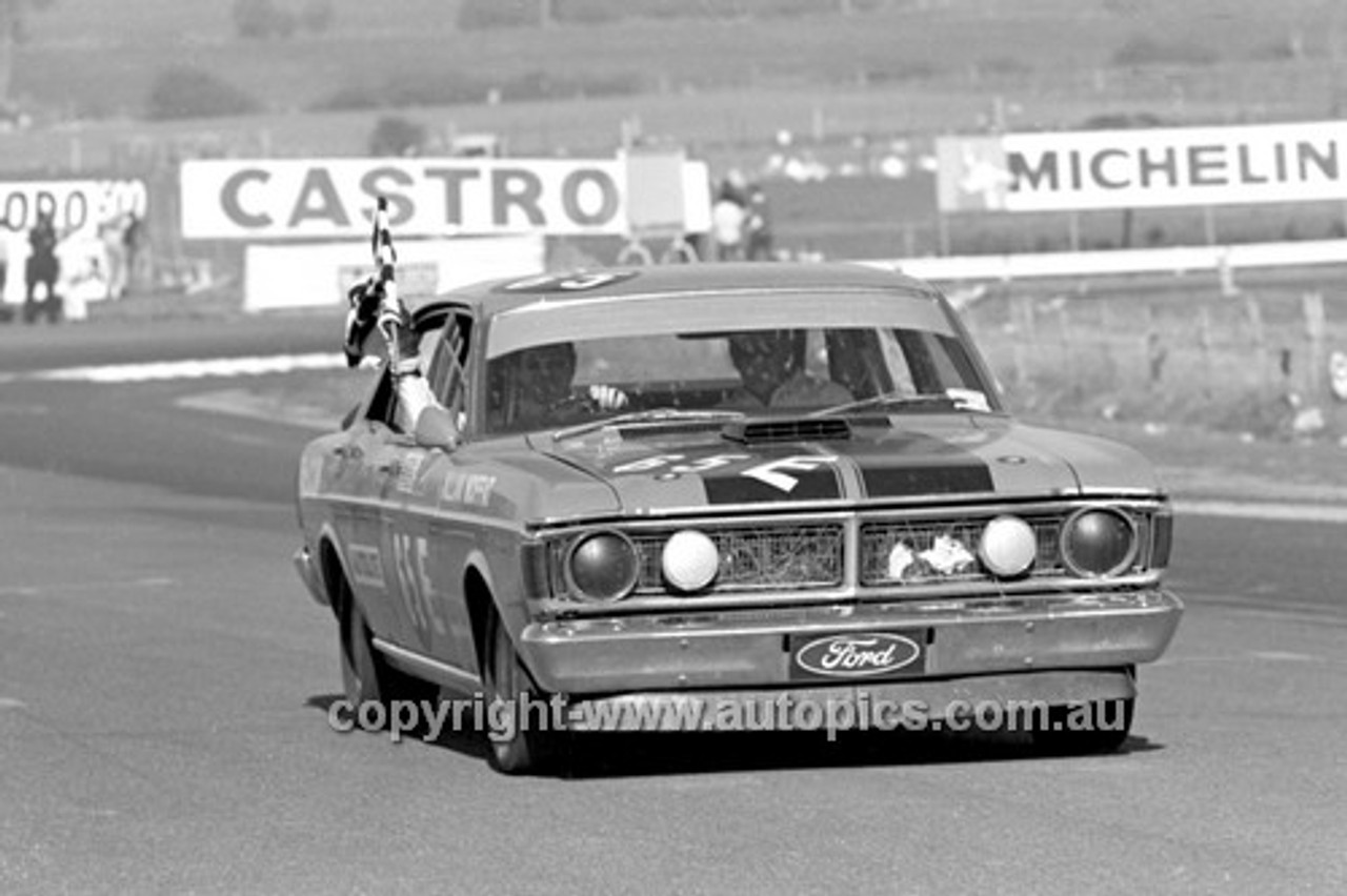 71852  -   Allan Moffat  Ford Falcon XY GTHO Phase 3 - Victory Lap