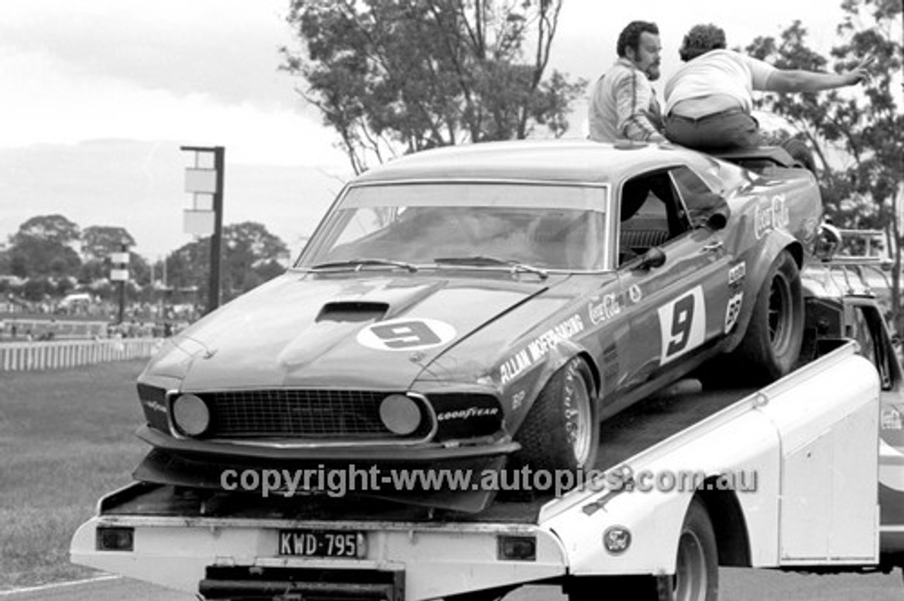 72324 - Allan Moffat, Trans AM Mustang & Transporter - Sandown 1972