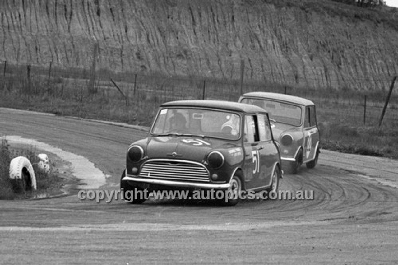 64130 - Ron Grose, Morris Cooper  - Hume Weir 20th September 1964 - Photographer Bruce Wells