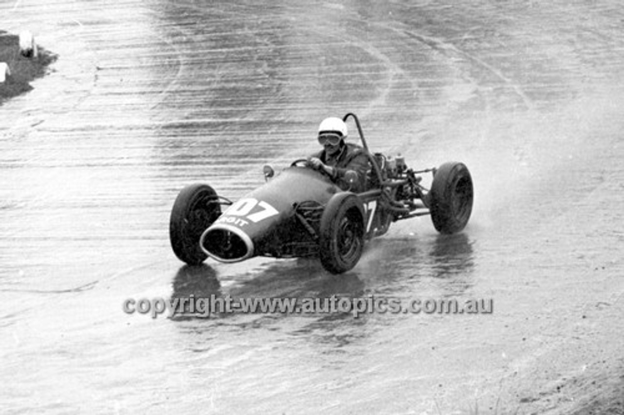 64566 - Harry Lefoe, Argit - Hume Weir 20th September 1964 - Photographer Bruce Wells