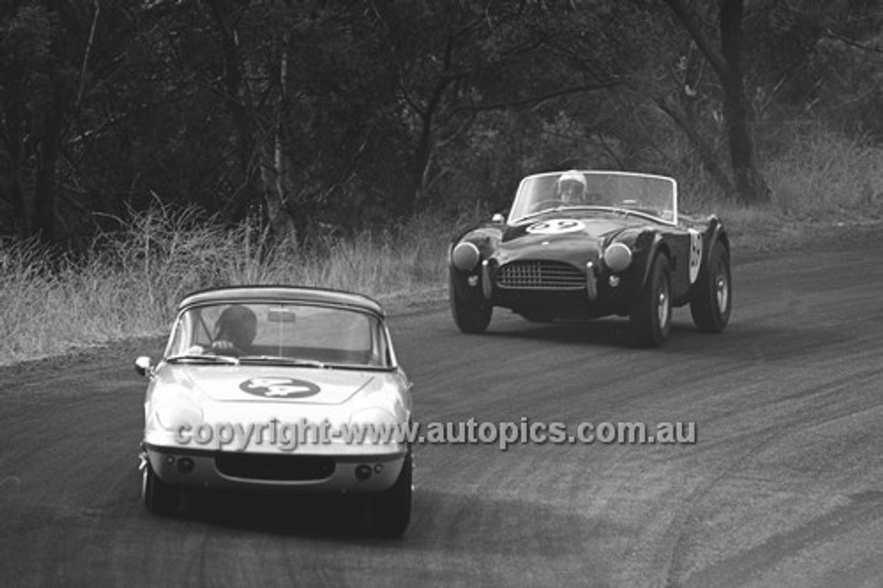 65497 - Fred Gibson, Lotus Elan & Ron Thorp, AC Cobra - 19th April 1965 - Bathurst