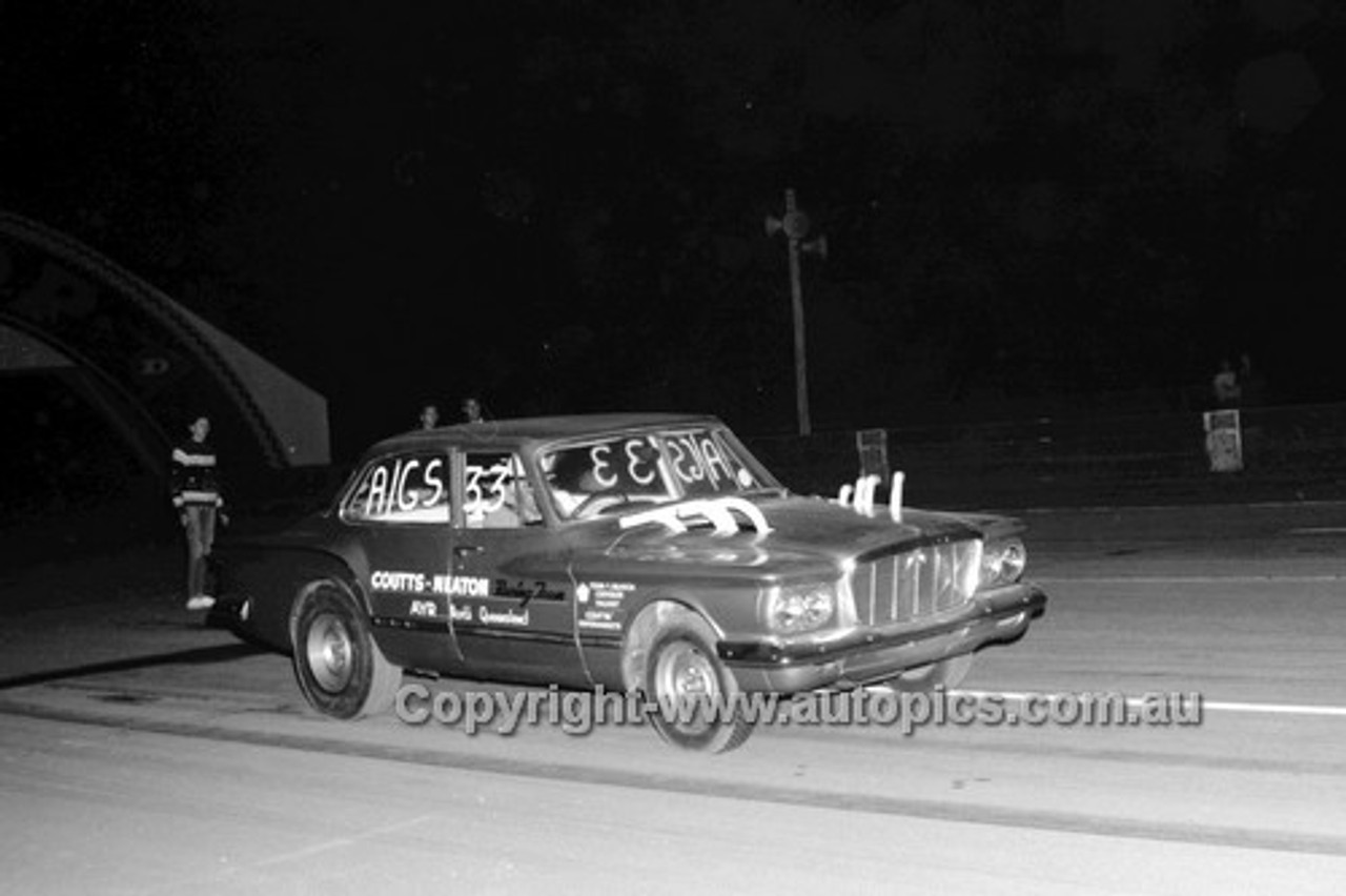 67919 - Colin Weaton, Valiant  - Surfers Paradise Drags 26th August 1967 - Photographer Lance J Ruting