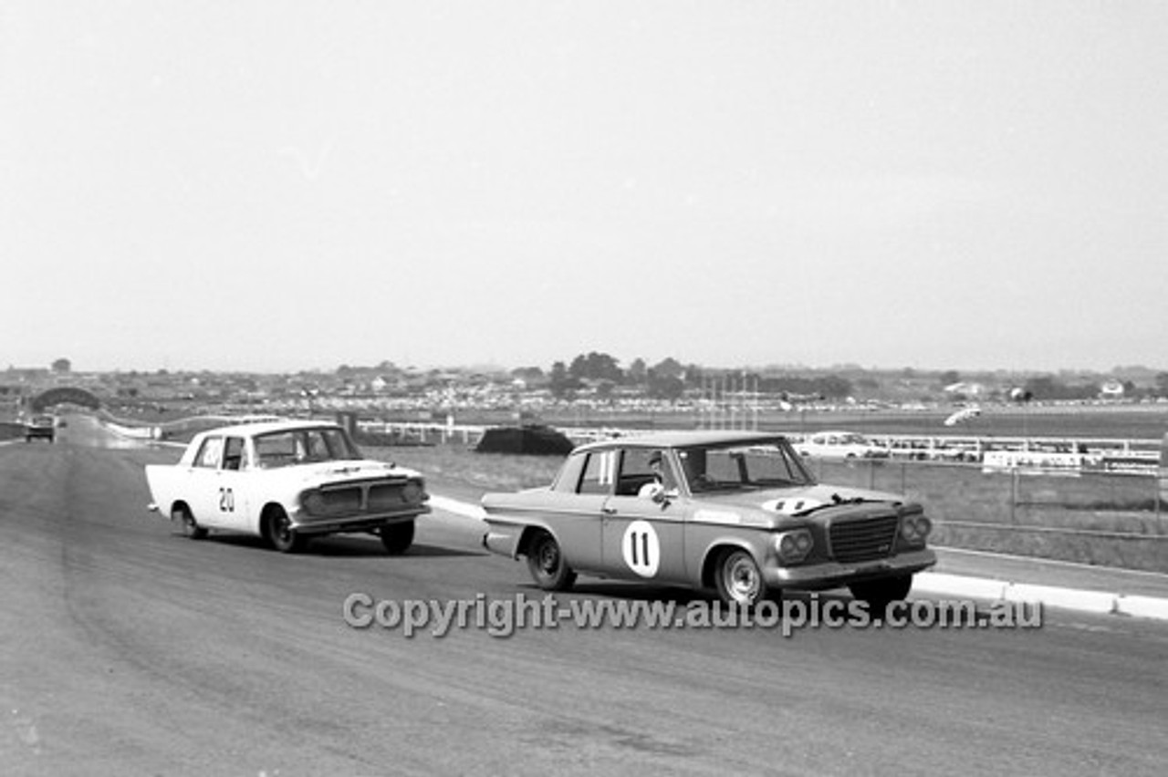 64137 - Fred Sutherld / Alan Mottram Studebaker Lark &  A. Osborne / K. Burns, Ford Zephyr MK 2 - Sandown 6 Hour International  29th November 1964 - Photographer  Peter D'Abbs