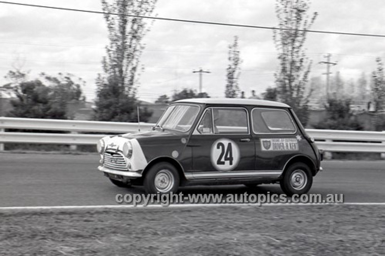 69206 - Helen Kent, Mini Deluxe - 4th May 1969  Sandown  - Photographer Peter D'Abbs