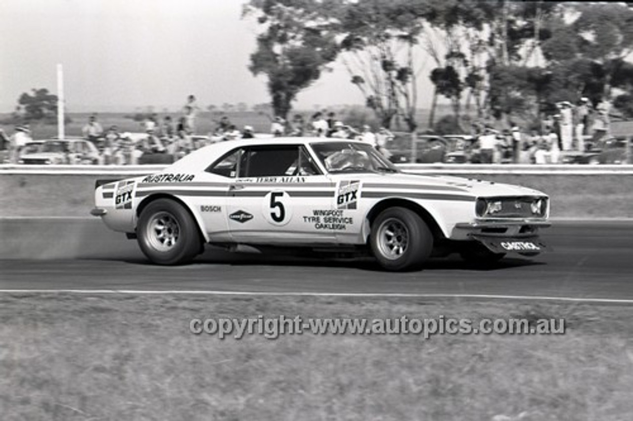 71329 - Terry Allan, Camaro - Calder 15th August 1971 - Photographer Peter D'Abbs