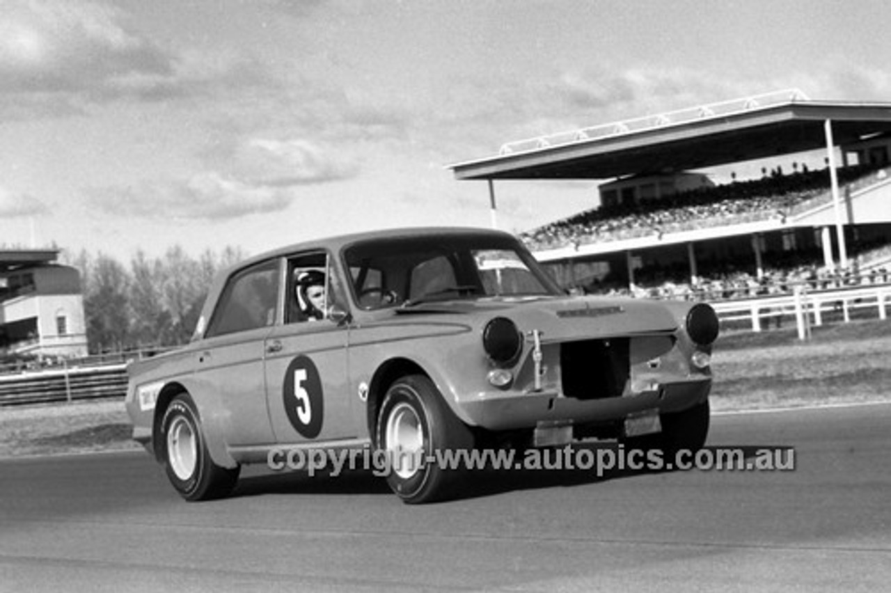 701004 - Tony McFarlane Ford Cortina V8 -  Warwick Farm 12th July 1970 - Photographer Lance J Ruting