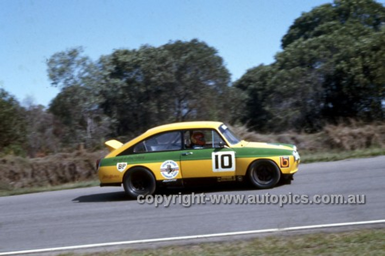 76085 - Vince Gregory, Volkswagen Sports Sedan - Surfers Paradise 1976 - Photographer Martin Domeracki