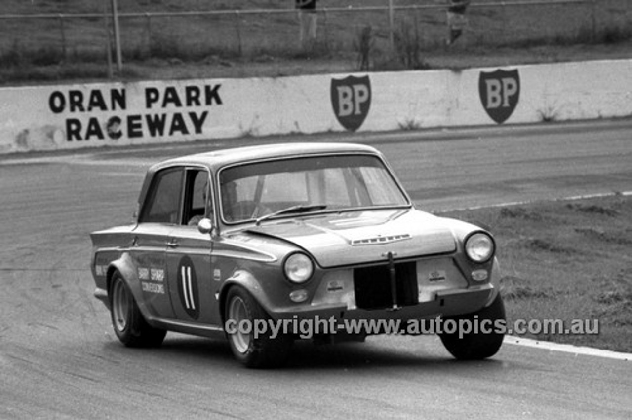 71348 - Tony McFarlane Ford Cortina V8  - Warwick Farm 1971 - Photographer Lance Ruting