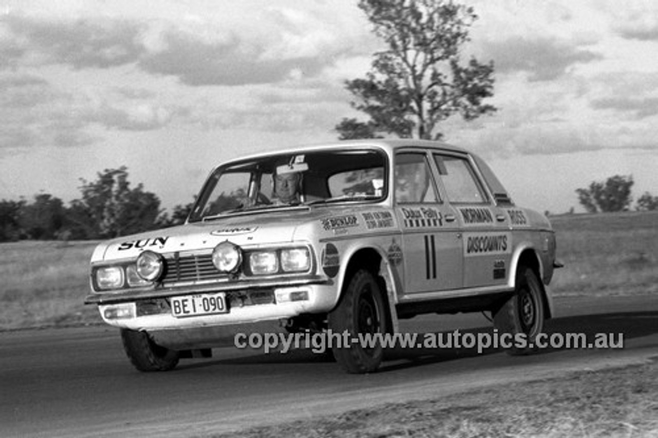 71339 - Ken Tubman, Austin Kimberley - Dulux Rally Oran Park 1971 - Photographer Lance Ruting
