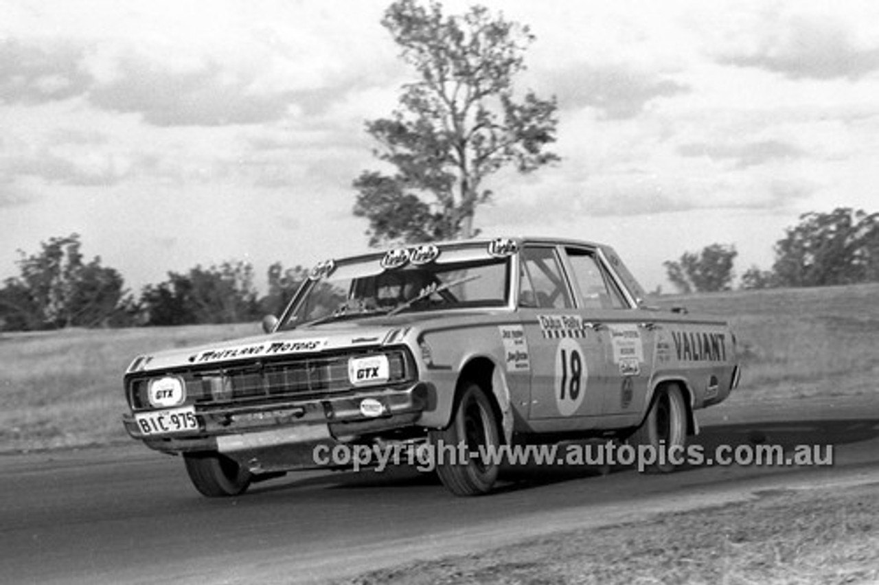 71336 - Jack Murray, Valiant Pacer - Dulux Rally Oran Park 1971 - Photographer Lance Ruting
