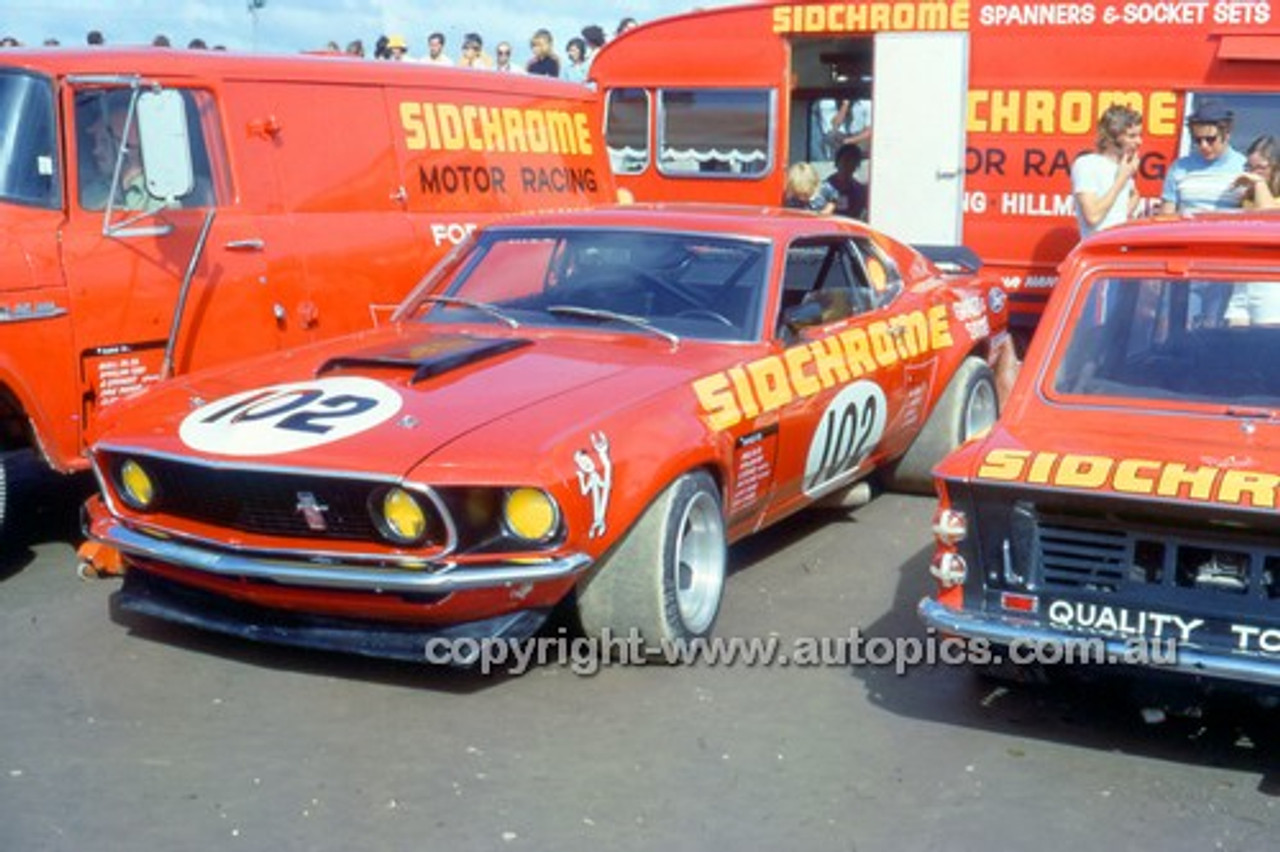 73219 - Jim Richards, The Sidchrome Mustang and the Sidchrome Imp in New Zealand 1973 - Mike Feisst Photograph