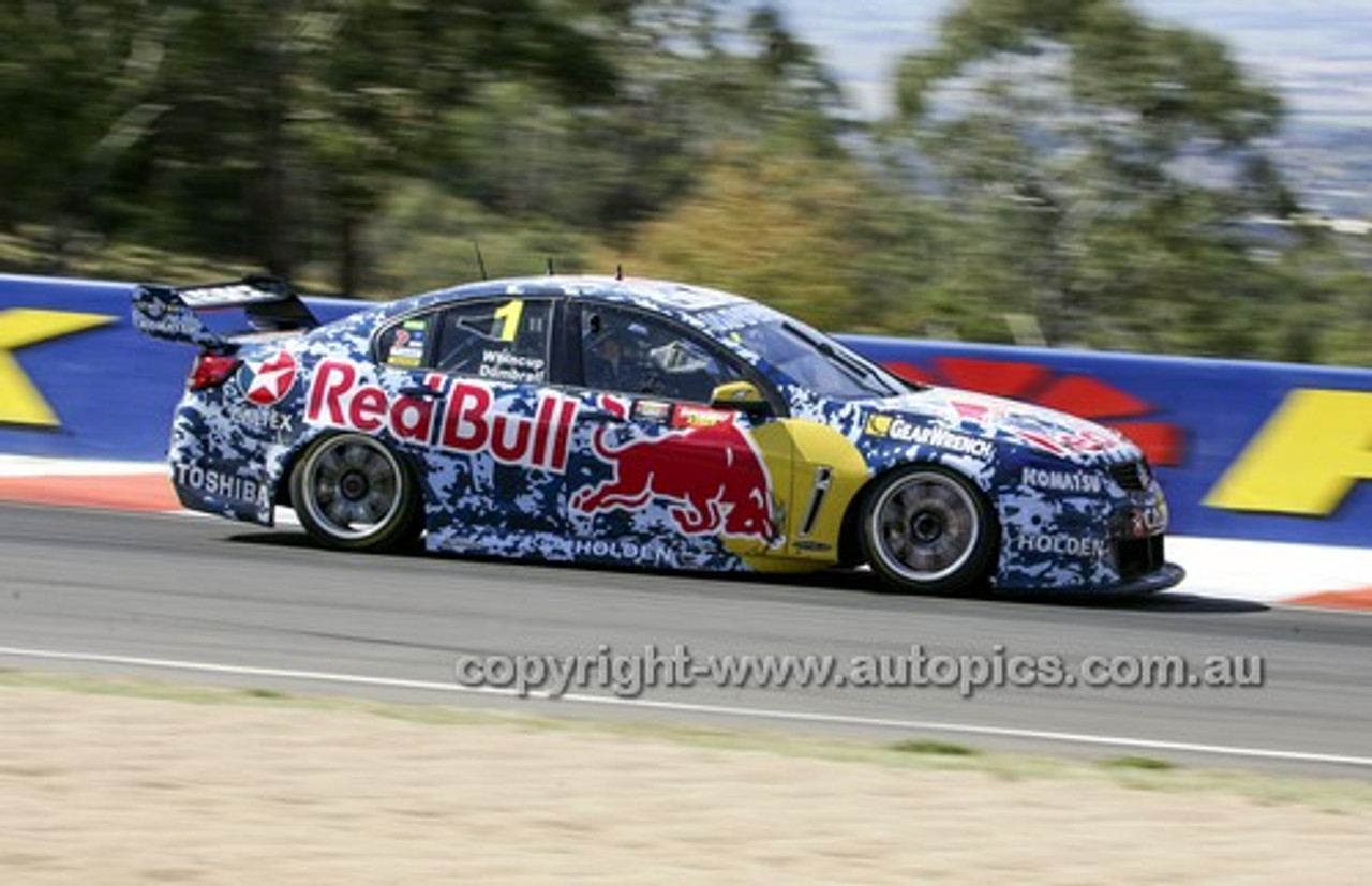 14036 - Jamie Whincup & Paul Dumbrell, Holden VF Commodore - 2014 Supercheap Auto Bathurst 1000 - Photographer Craig Clifford