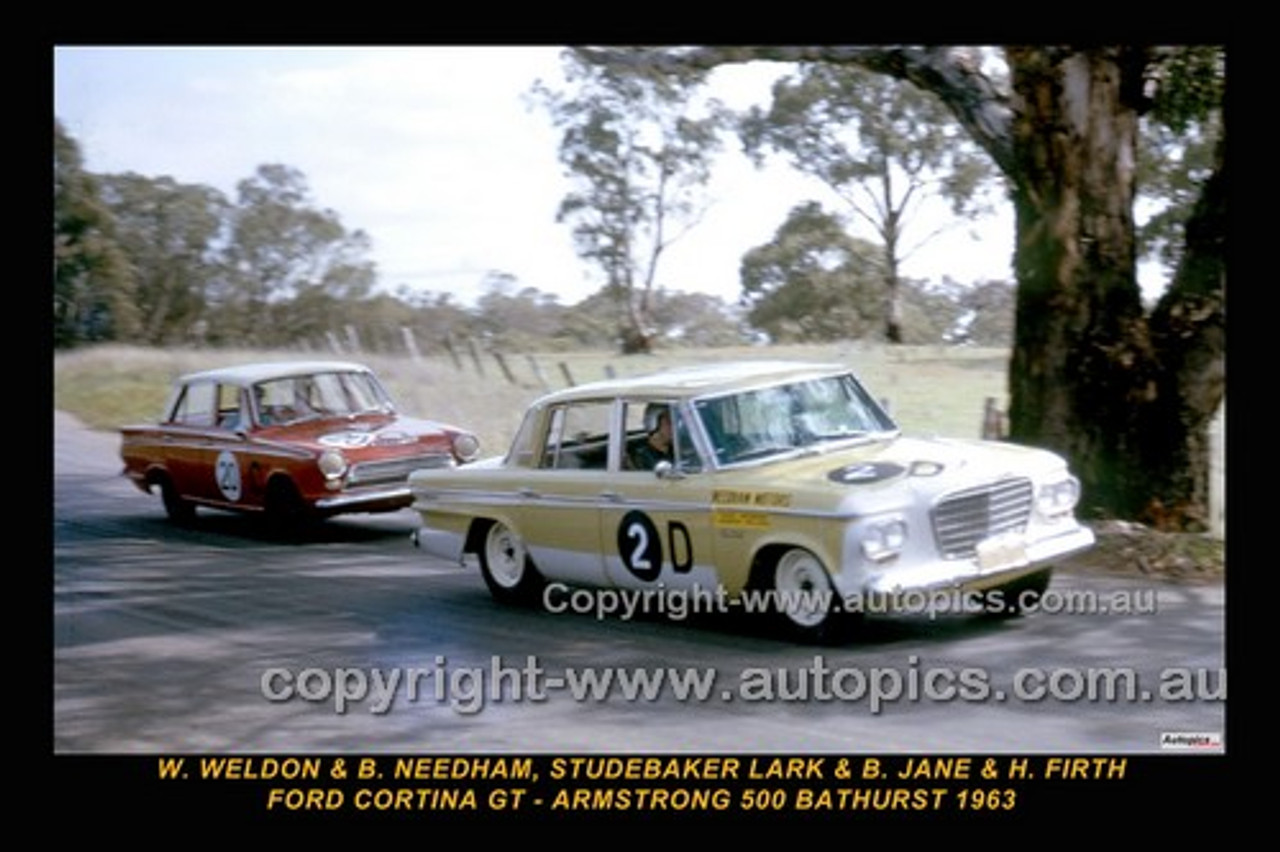 63722-1 - Warren Weldon & Bert Needham, Studebaker Lark - Bob Jane & Harry Firth, Ford Cortina GT - Armstrong 500 Bathurst 1963 - Photographer Ian Thorn