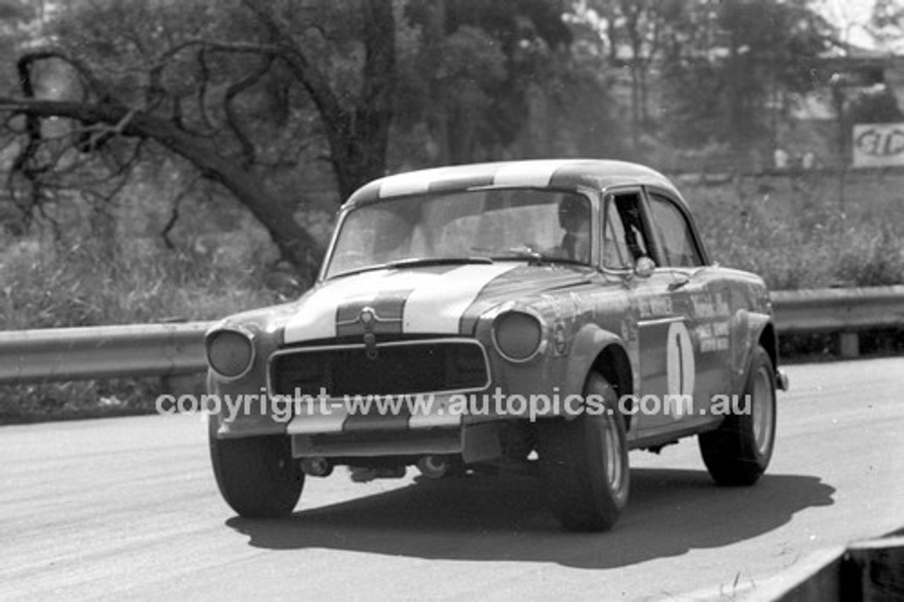 69252 - Barry Sharp, Holden FE V8 - Warwick Farm 1969 - Photographer Lance J Ruting.