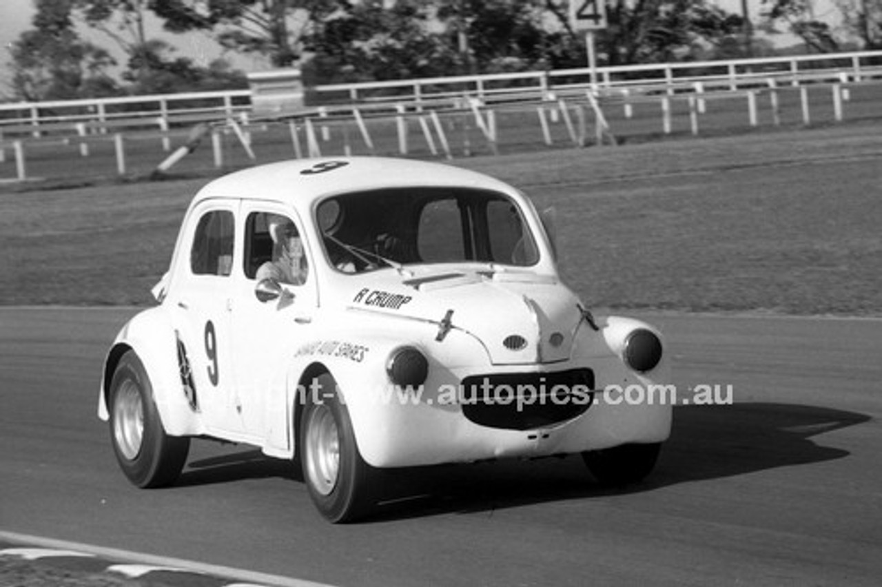 69263 - R. Crump, Renault 750 - Warwick Farm 1969 - Photographer Lance J Ruting.