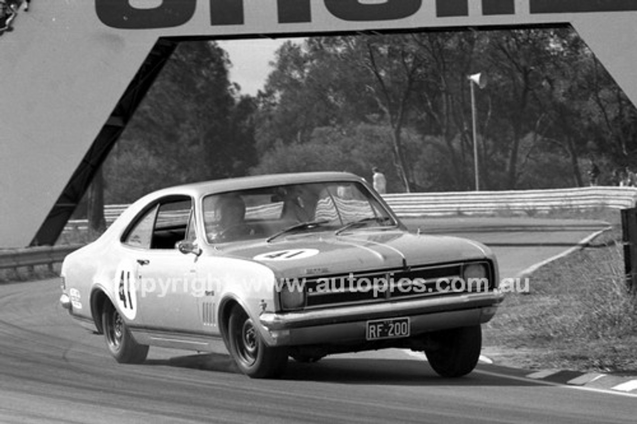 69293 - Bob Holden, Monaro GTS 327 - Warwick Farm 1969 - Photographer Lance J Ruting.