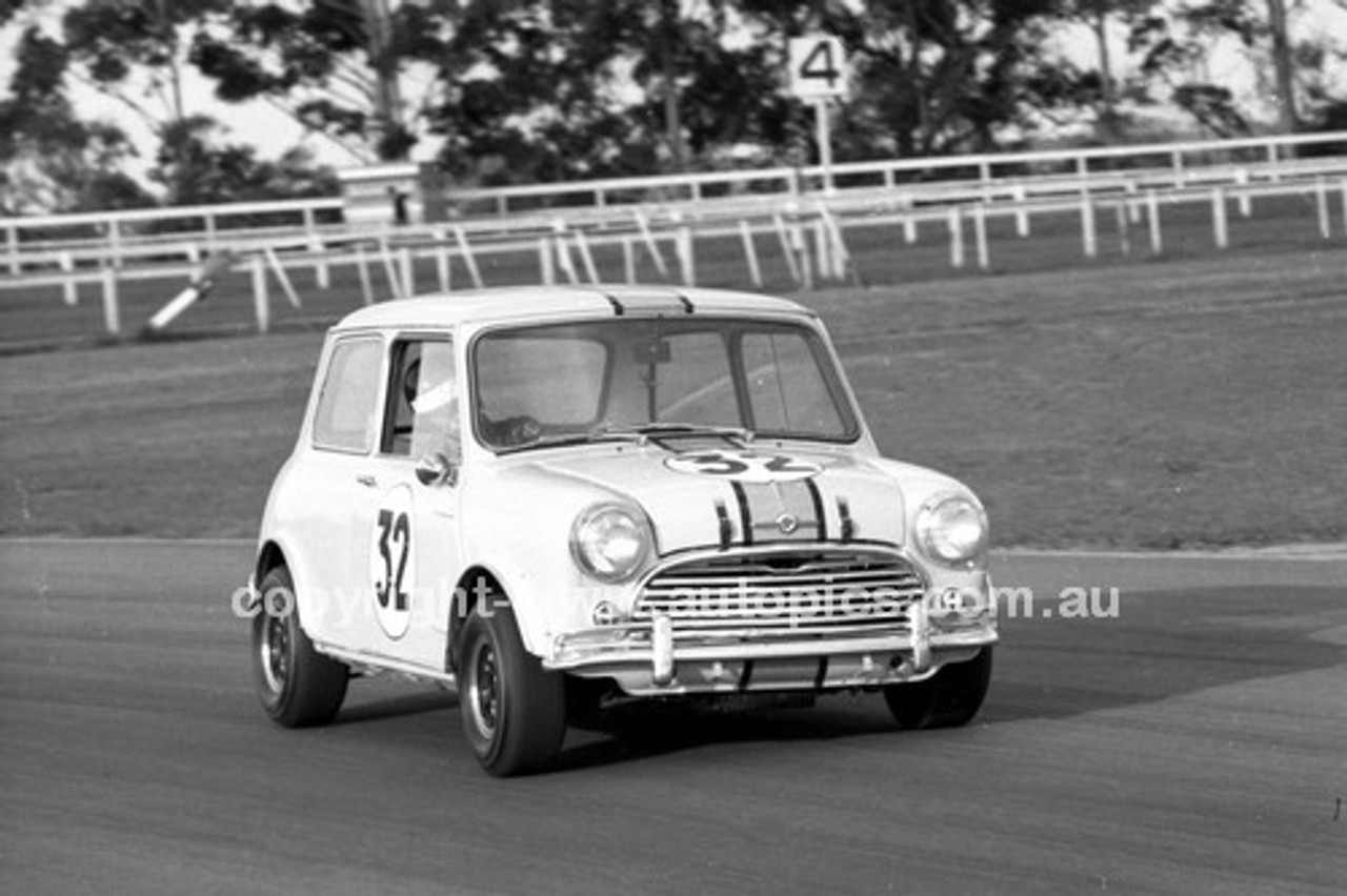 69342 - J. Leighton, Morris Cooper S - Warwick Farm 1969 - Photographer Lance J Ruting.