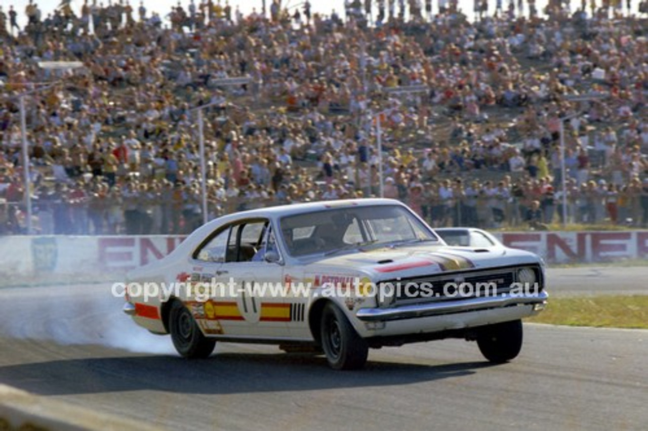 701044 - Nick Petrilli , Holden Monaro GTS 350 - Oran Park 1970 - Photographer Jeff Nield