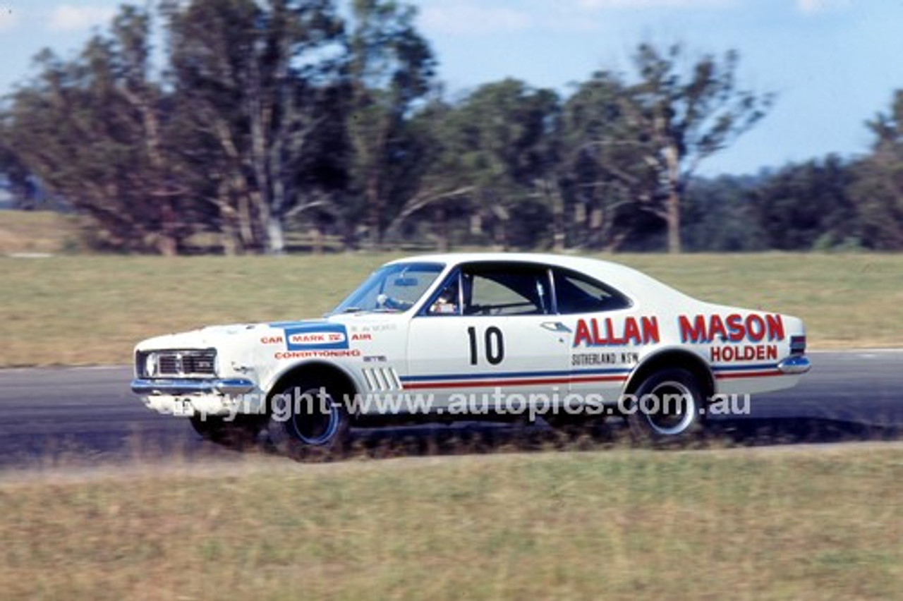 701050 - Bob Morris, Holden Monaro GTS 350 - Oran Park 1970 - Photographer Jeff Nield