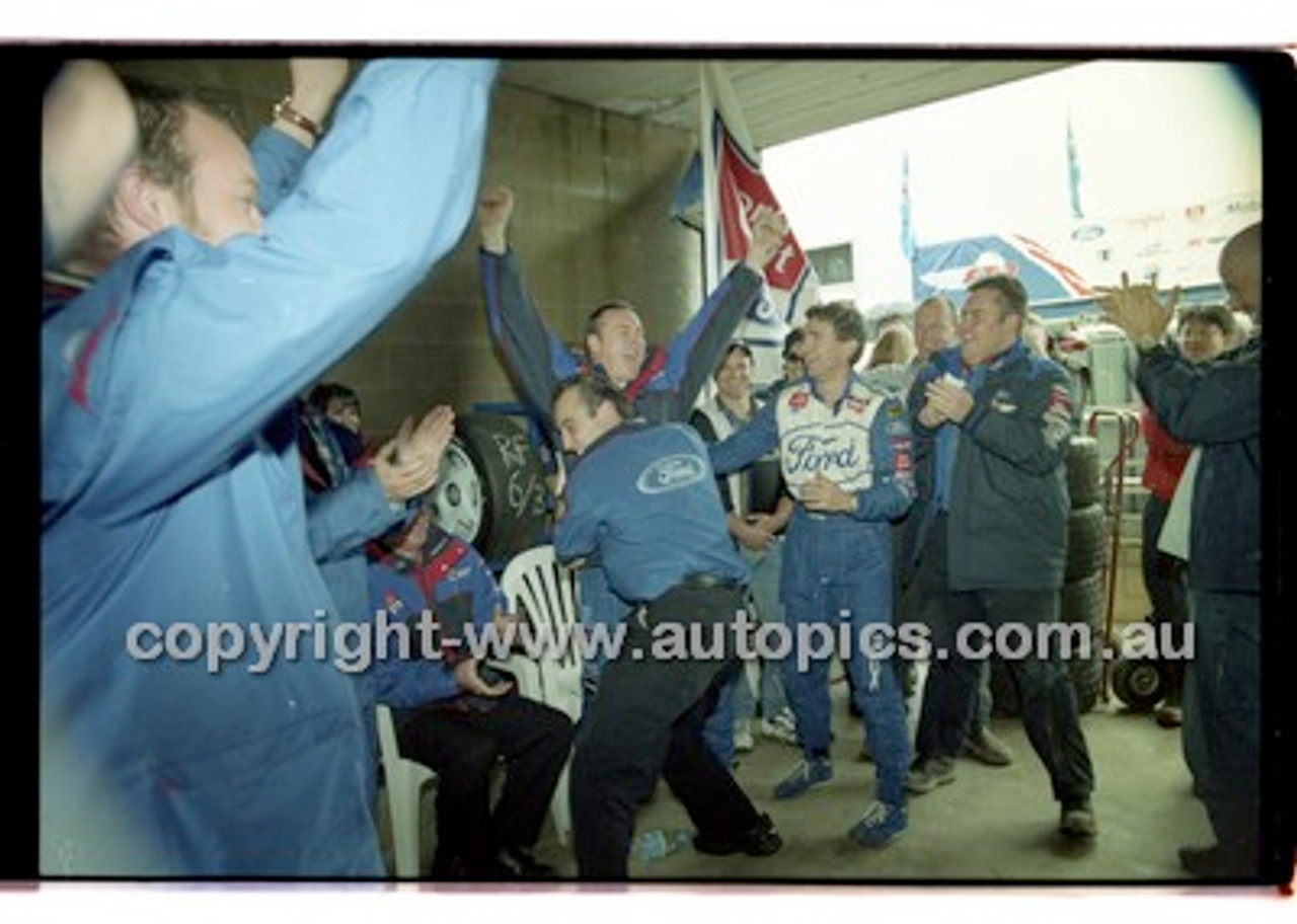 FIA 1000 Bathurst 19th November 2000 - Photographer Marshall Cass - Code 00-MC-B00-060