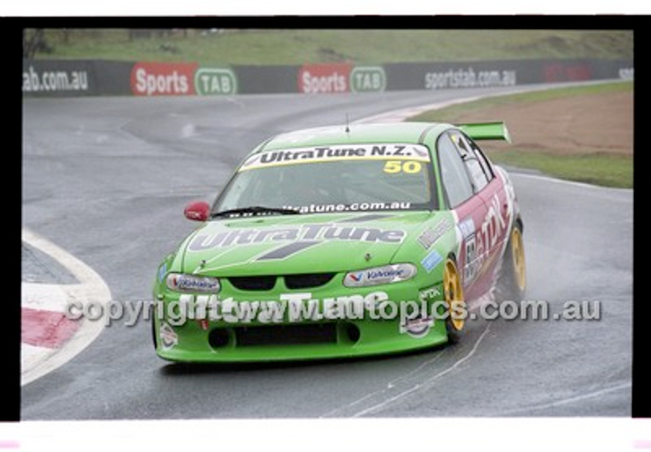 FIA 1000 Bathurst 19th November 2000 - Photographer Marshall Cass - Code 00-MC-B00-075