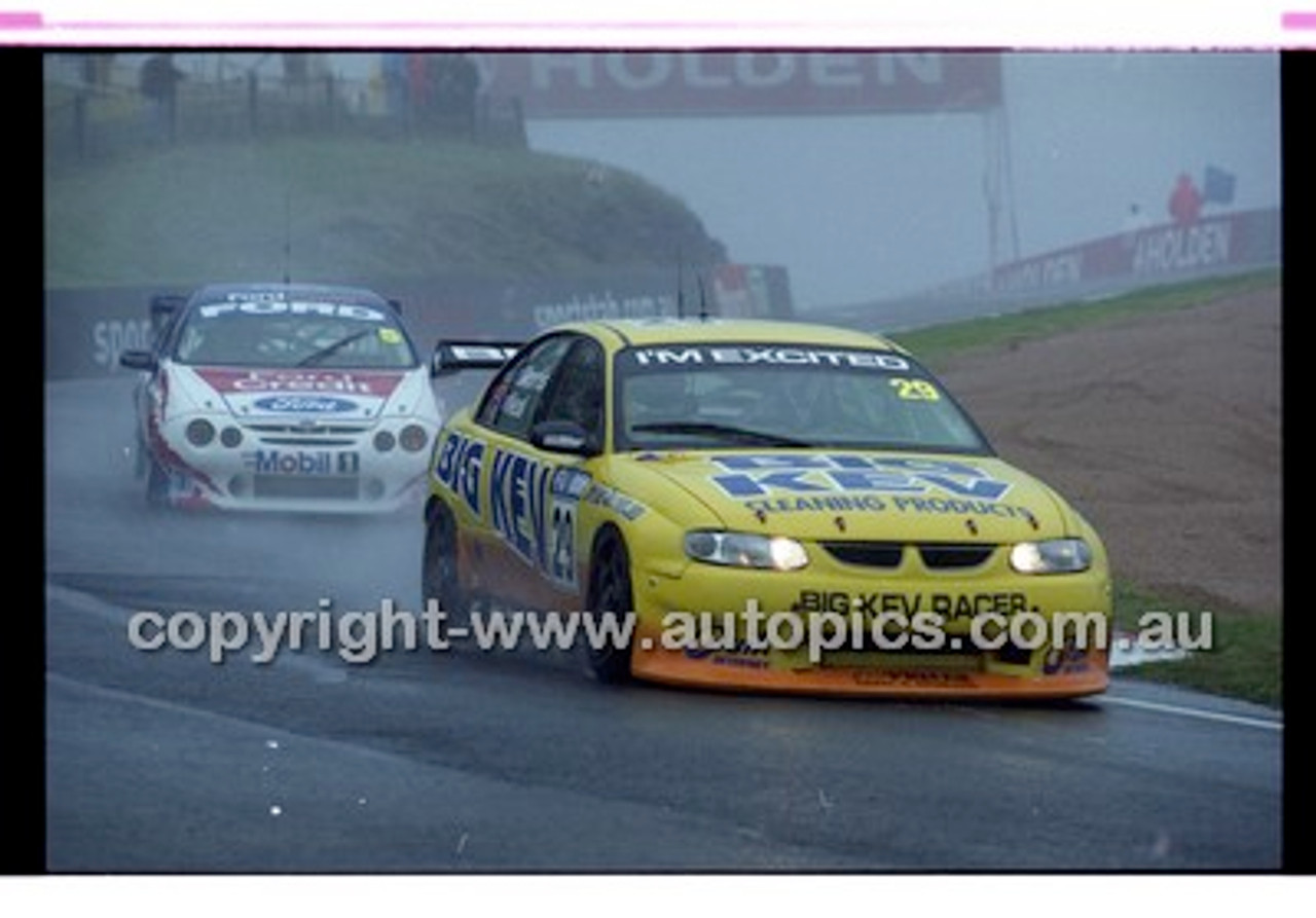 FIA 1000 Bathurst 19th November 2000 - Photographer Marshall Cass - Code 00-MC-B00-304